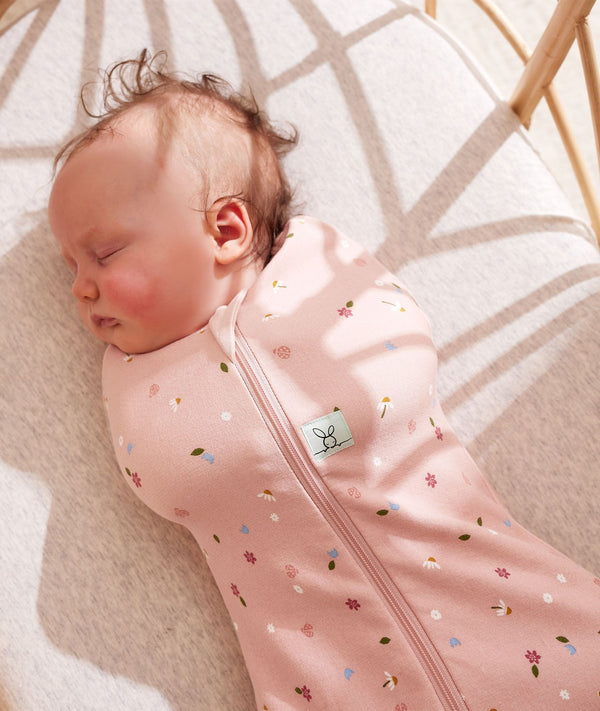 Sleeveless ergoPouch Cocoon Swaddle Bag 0.2 TOG Daisies for summer