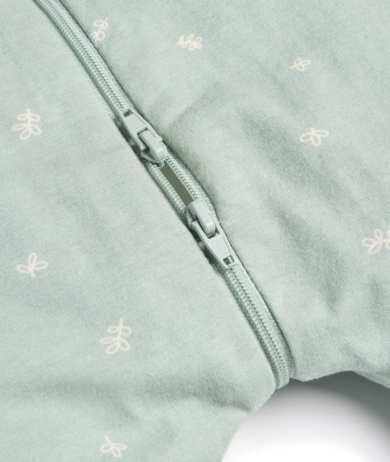 Close up of three-way zip of the ergoPouch Long Sleeve Layer