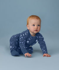 Baby crawling in ergoPouch Long Sleeve layer 1.0 TOG Starbeam